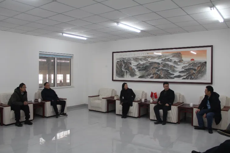 الترحيب بوفد من جامعة شاندونغ للهندسة المعمارية لزيارة المصنع واستكشاف سبل التعاون